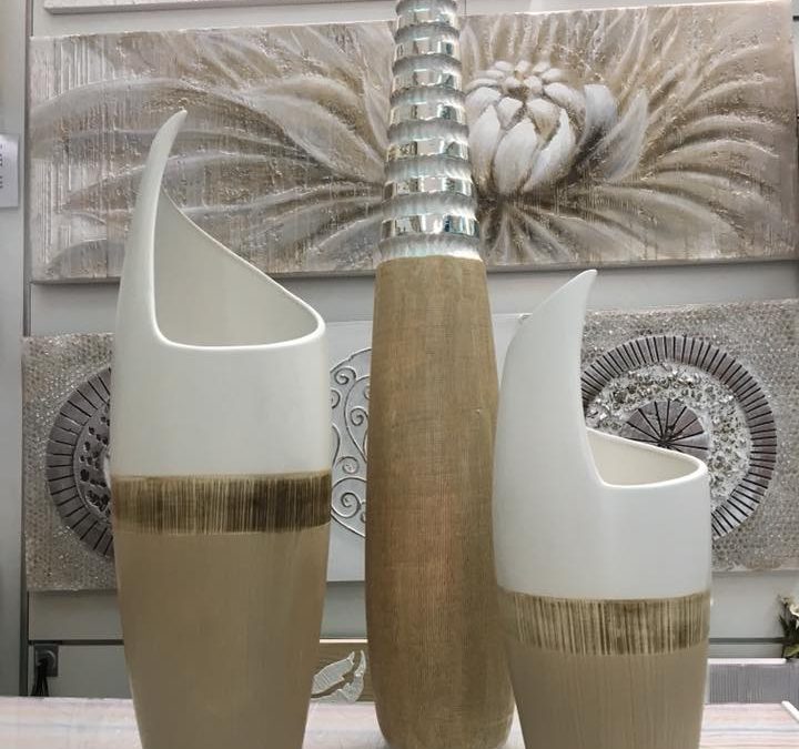 elementos decorativos de cerámica en plata y madera